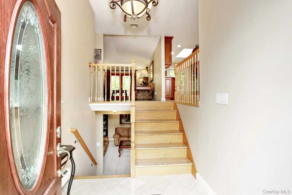8 Medford Place, Nanuet, NY 10954 - Photo 4 of 50