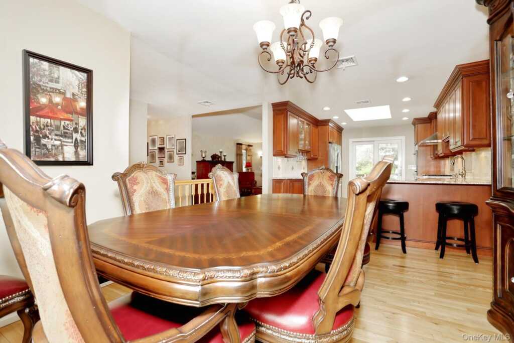 8 Medford Place, Nanuet, NY 10954 - Photo 7 of 50