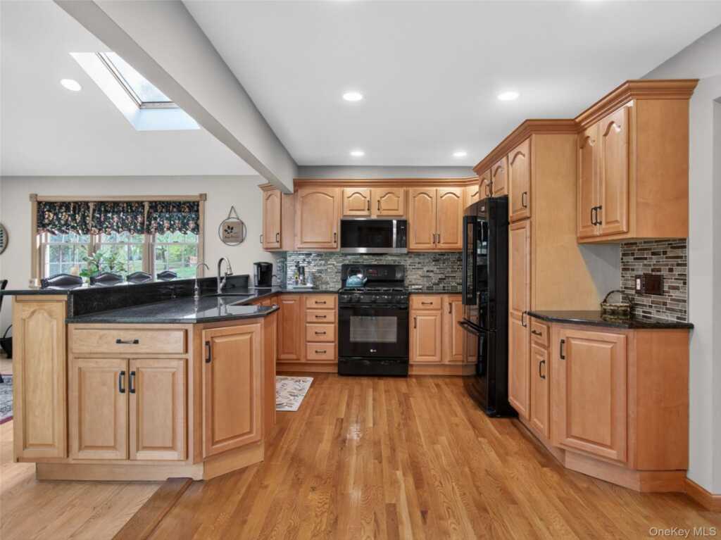 21 Foxcroft Drive, Nanuet, NY 10954 - Photo 10 of 47
