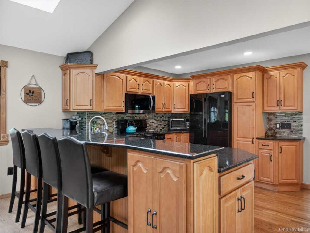 21 Foxcroft Drive, Nanuet, NY 10954 - Photo 11 of 47