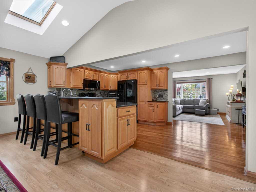 21 Foxcroft Drive, Nanuet, NY 10954 - Photo 12 of 47