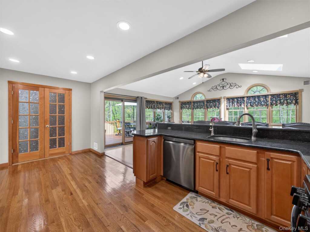 21 Foxcroft Drive, Nanuet, NY 10954 - Photo 13 of 47