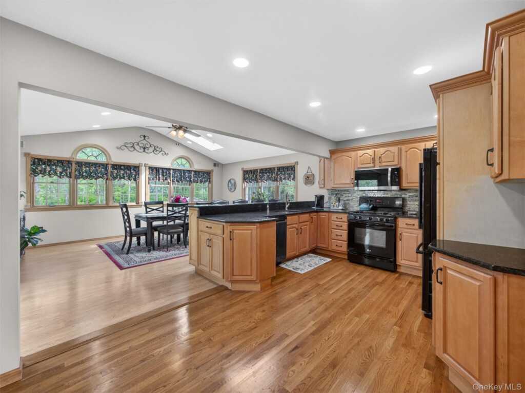 21 Foxcroft Drive, Nanuet, NY 10954 - Photo 14 of 47