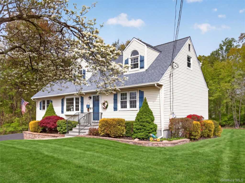 21 Foxcroft Drive, Nanuet, NY 10954 - Photo 2 of 47