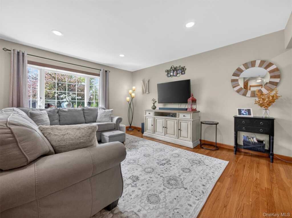 21 Foxcroft Drive, Nanuet, NY 10954 - Photo 4 of 47