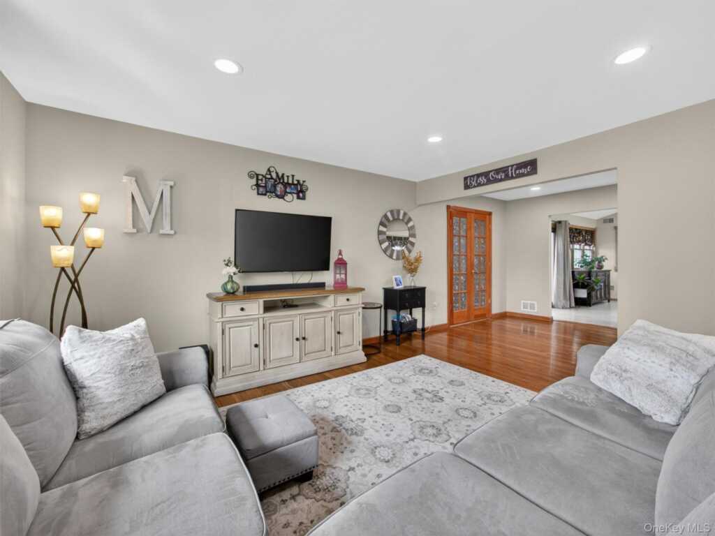 21 Foxcroft Drive, Nanuet, NY 10954 - Photo 5 of 47