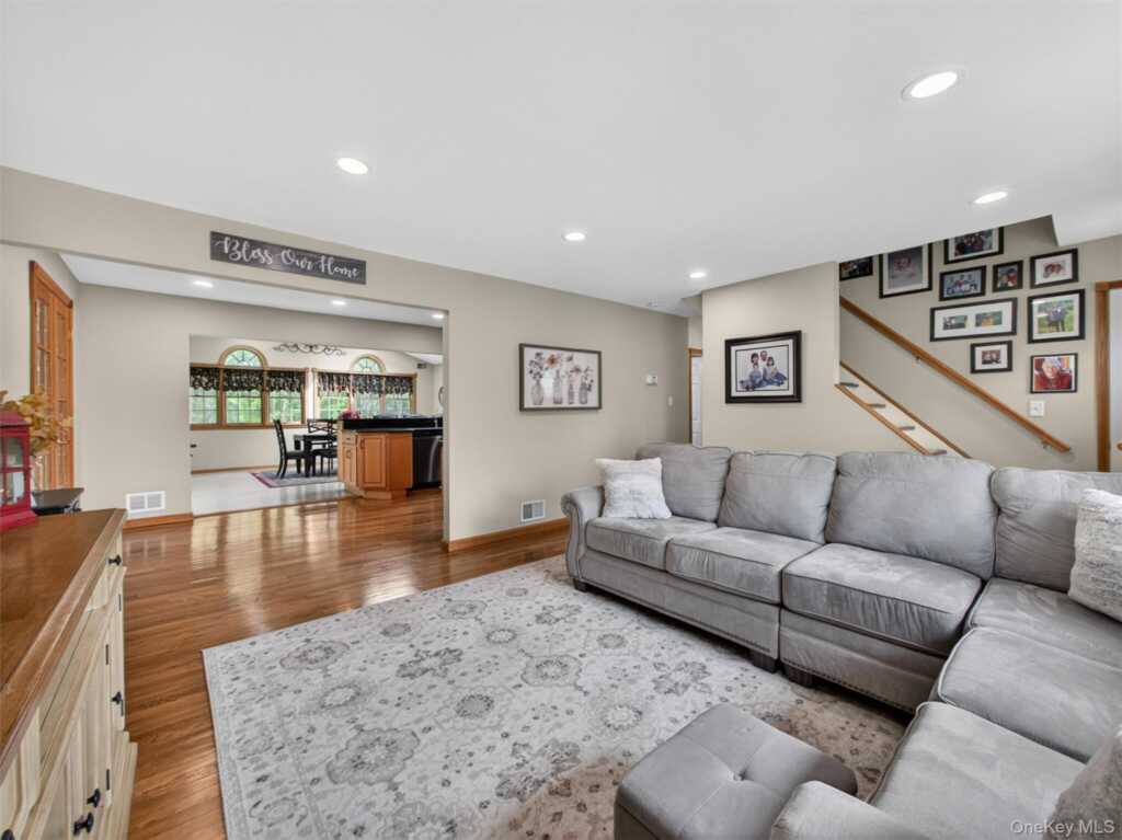 21 Foxcroft Drive, Nanuet, NY 10954 - Photo 6 of 47