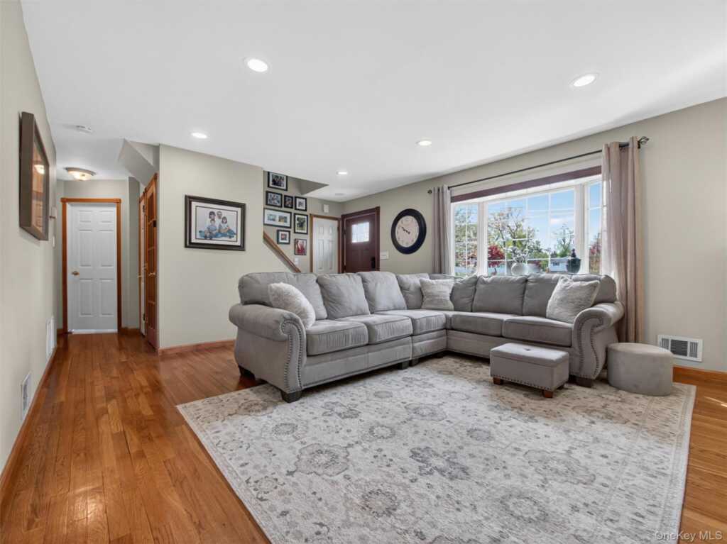 21 Foxcroft Drive, Nanuet, NY 10954 - Photo 7 of 47