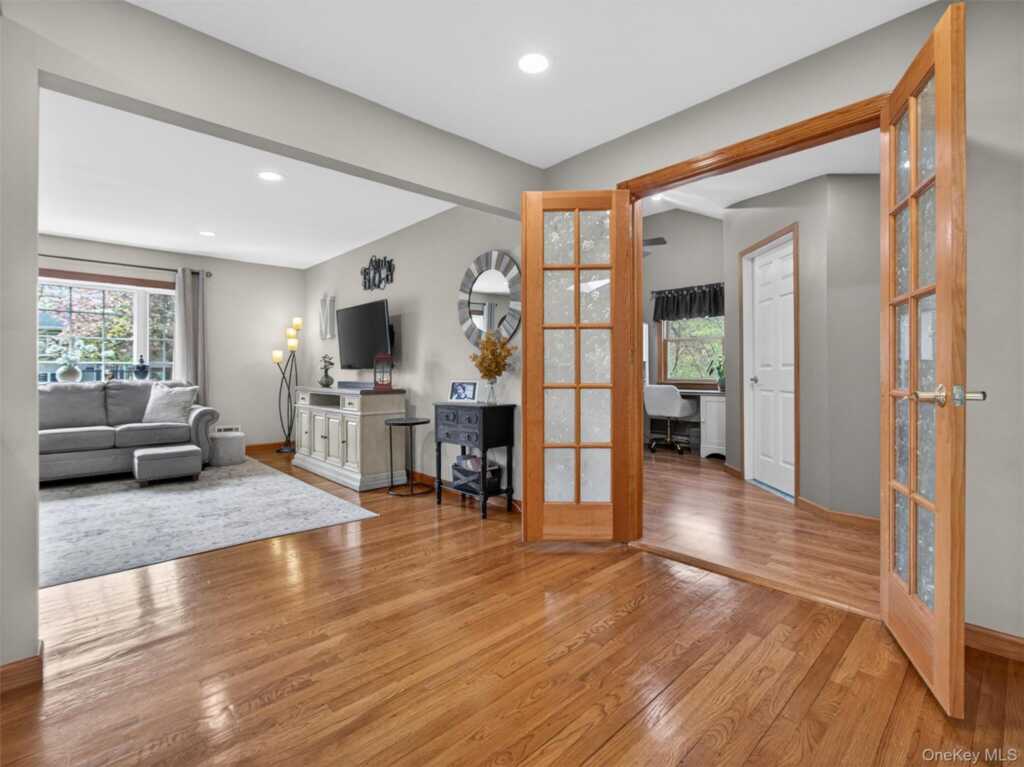 21 Foxcroft Drive, Nanuet, NY 10954 - Photo 8 of 47