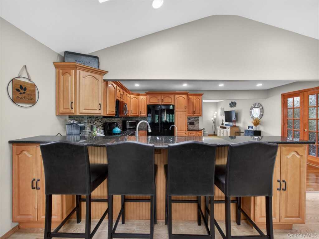 21 Foxcroft Drive, Nanuet, NY 10954 - Photo 9 of 47
