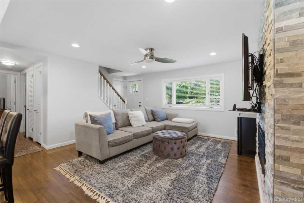 20 Glenside Drive, New City, NY 10956 - Photo 4 of 33