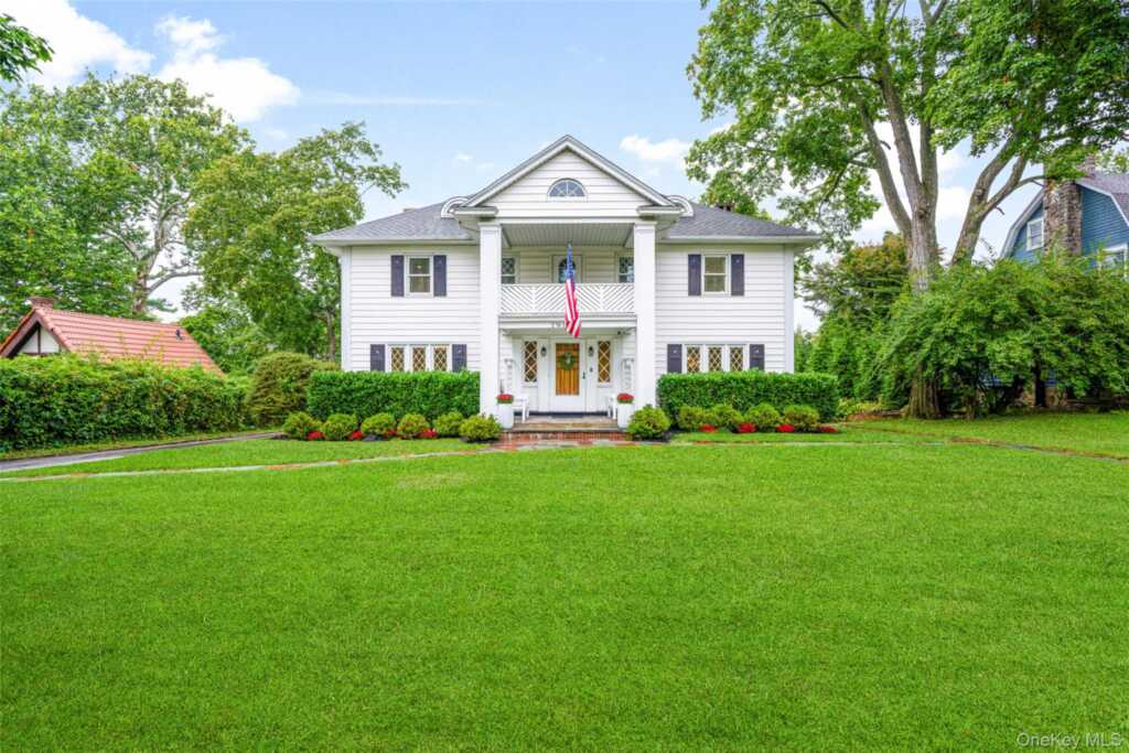 20 Elk Avenue, New Rochelle, NY 10804 - Photo 2 of 40