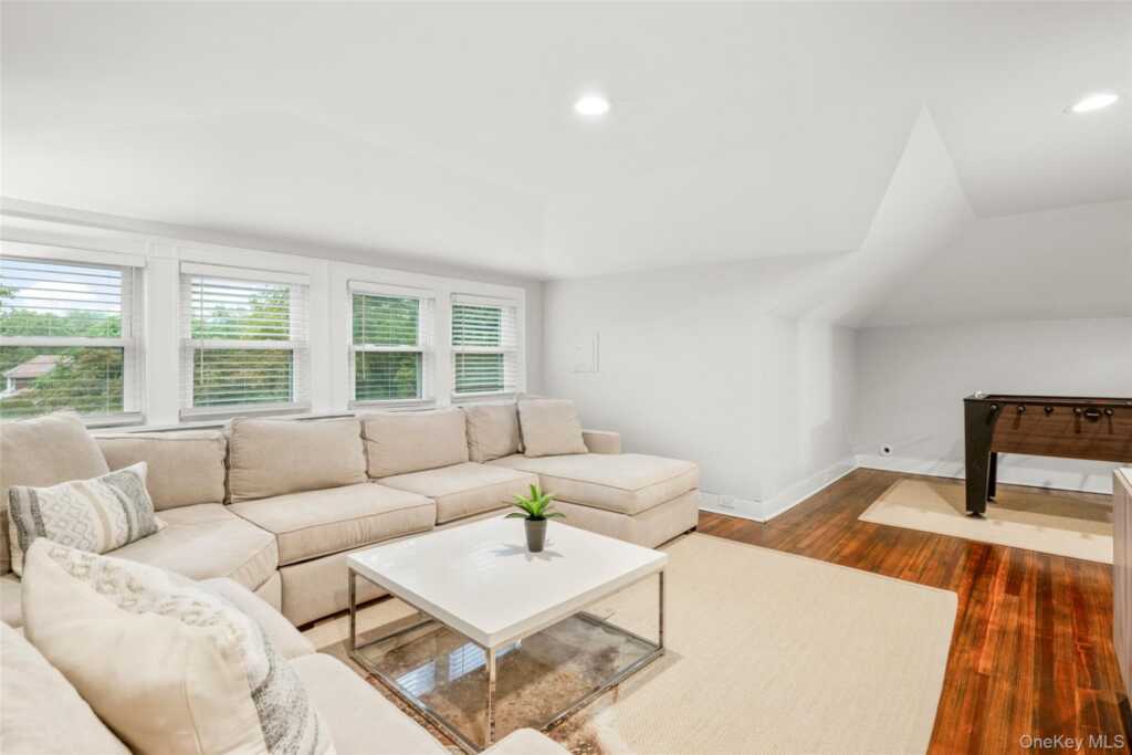 20 Elk Avenue, New Rochelle, NY 10804 - Photo 37 of 40