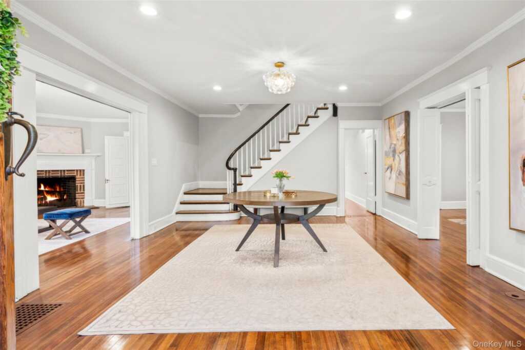 20 Elk Avenue, New Rochelle, NY 10804 - Photo 4 of 40