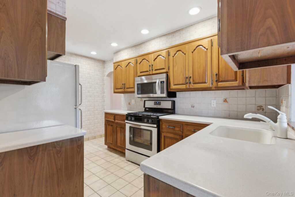 68 Seneca Avenue, White Plains, NY 10603 - Photo 13 of 31