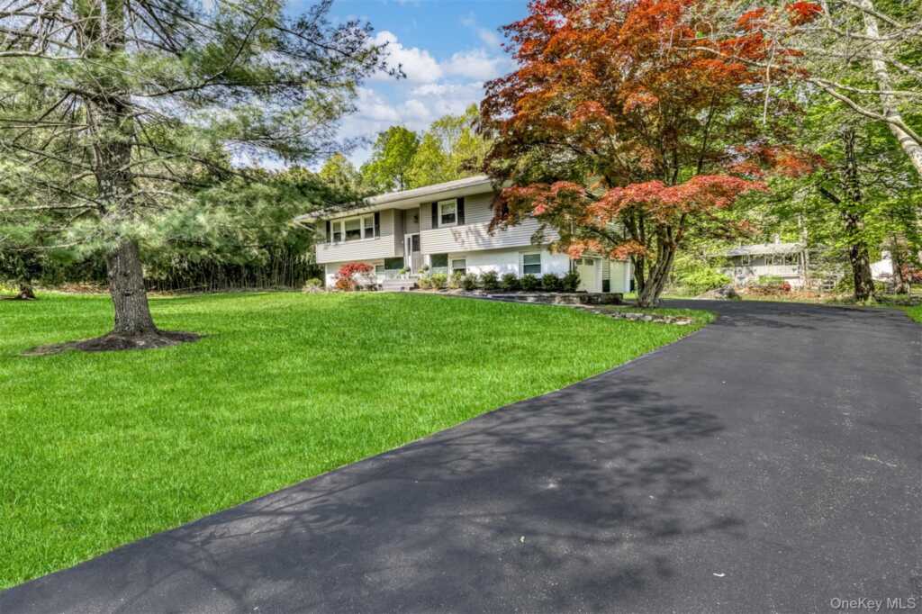 27 Hidden Valley Drive, Suffern, NY 10901 - Photo 2 of 30