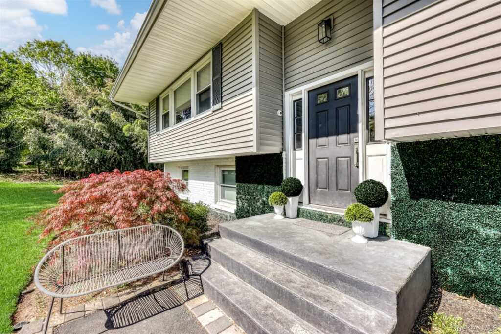 27 Hidden Valley Drive, Suffern, NY 10901 - Photo 3 of 30