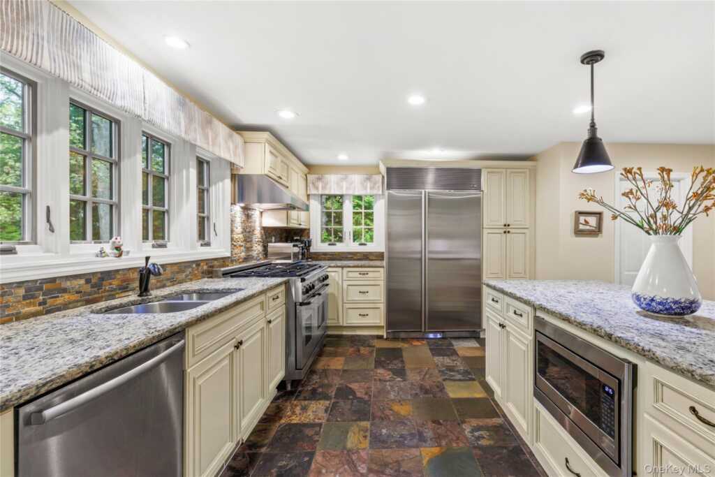 10 Woodland Drive, Rye, NY 10580 - Photo 11 of 39