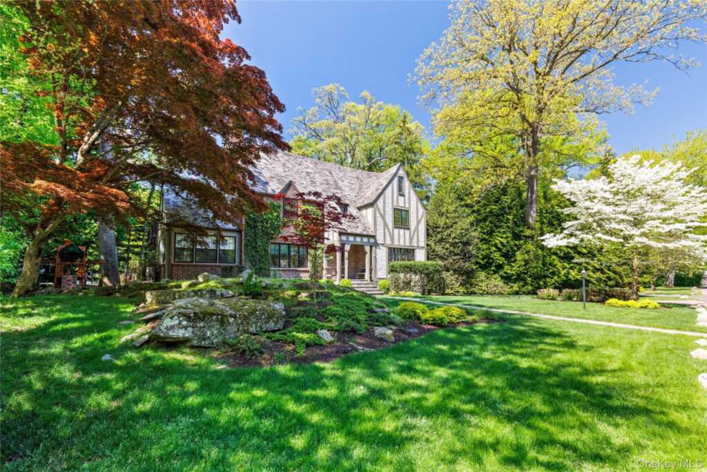 10 Woodland Drive, Rye, NY 10580 - Photo 2 of 39