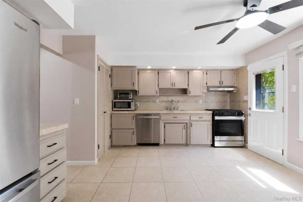 21 Denver Drive, New City, NY 10956 - Photo 10 of 35