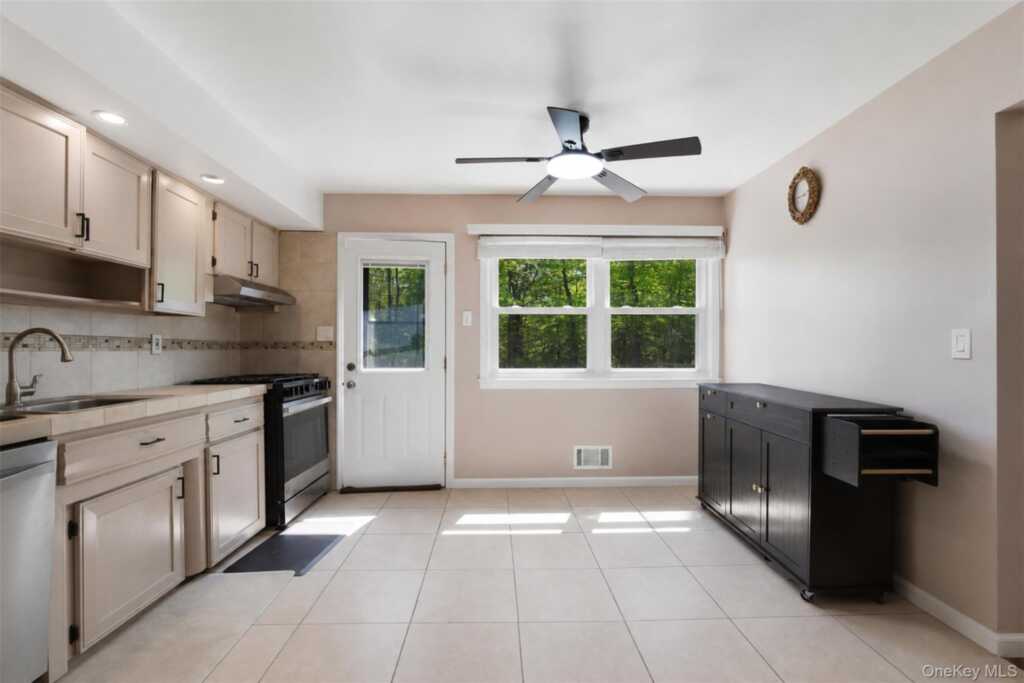21 Denver Drive, New City, NY 10956 - Photo 11 of 35