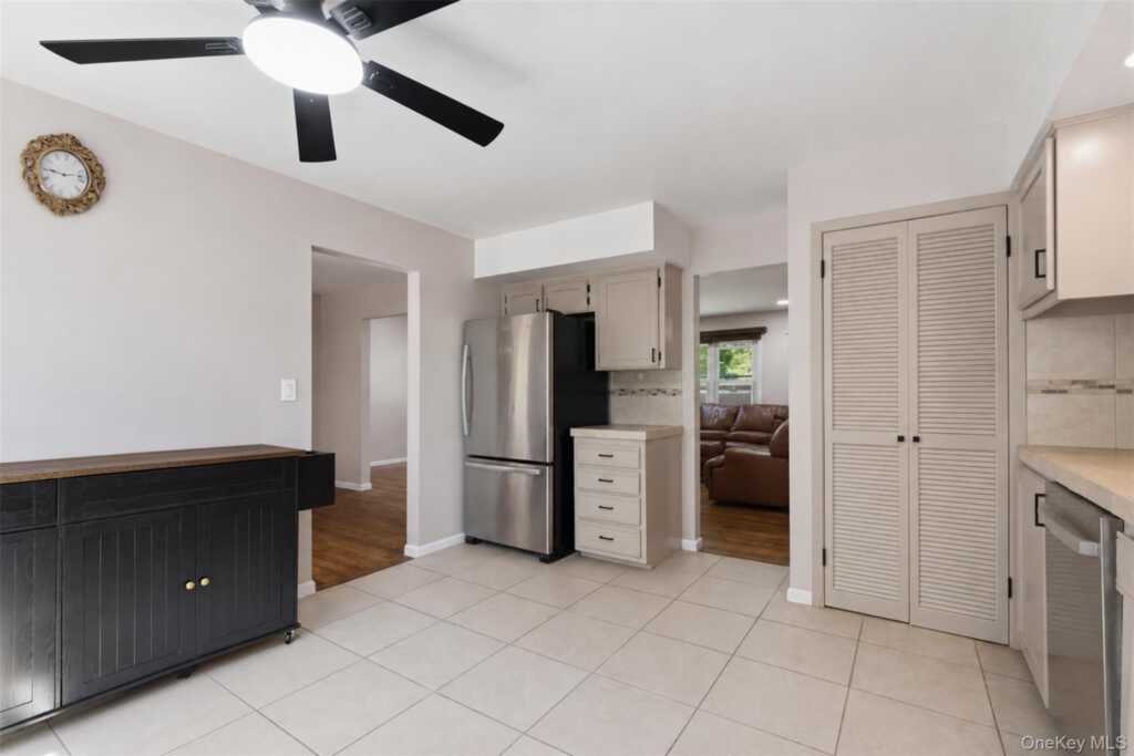 21 Denver Drive, New City, NY 10956 - Photo 8 of 35