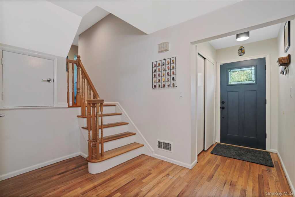 97 Hanson Lane, New Rochelle, NY 10804 - Photo 3 of 43