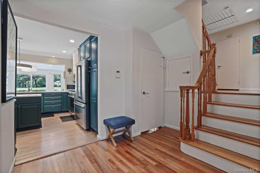 97 Hanson Lane, New Rochelle, NY 10804 - Photo 4 of 43