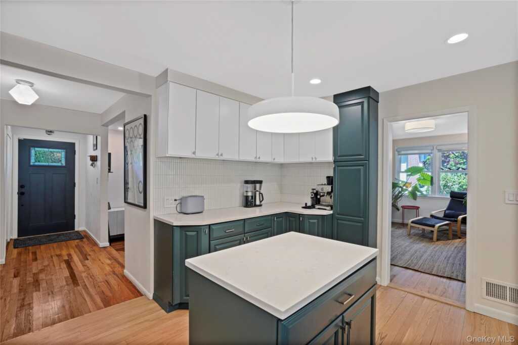 97 Hanson Lane, New Rochelle, NY 10804 - Photo 5 of 43