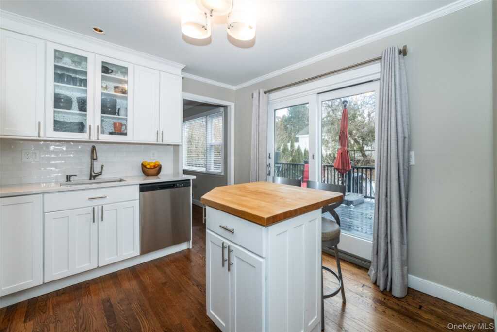 29 Oakdale Avenue, New Rochelle, NY 10801 - Photo 8 of 41