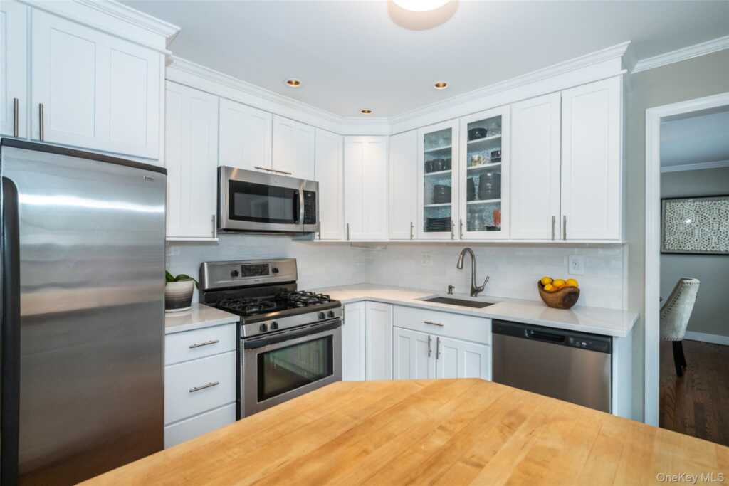 29 Oakdale Avenue, New Rochelle, NY 10801 - Photo 9 of 41