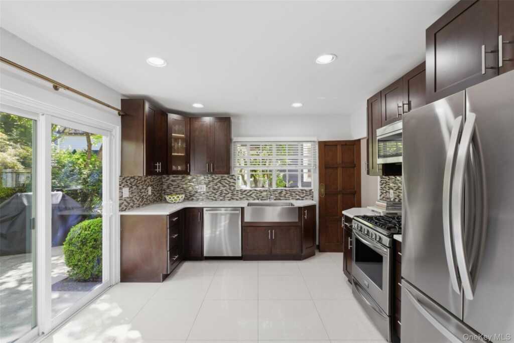 15 Kingsbury Road, New Rochelle, NY 10804 - Photo 10 of 30