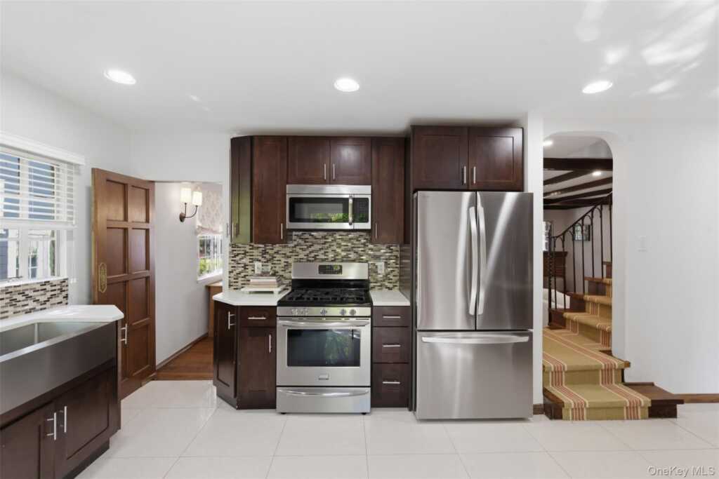 15 Kingsbury Road, New Rochelle, NY 10804 - Photo 11 of 30