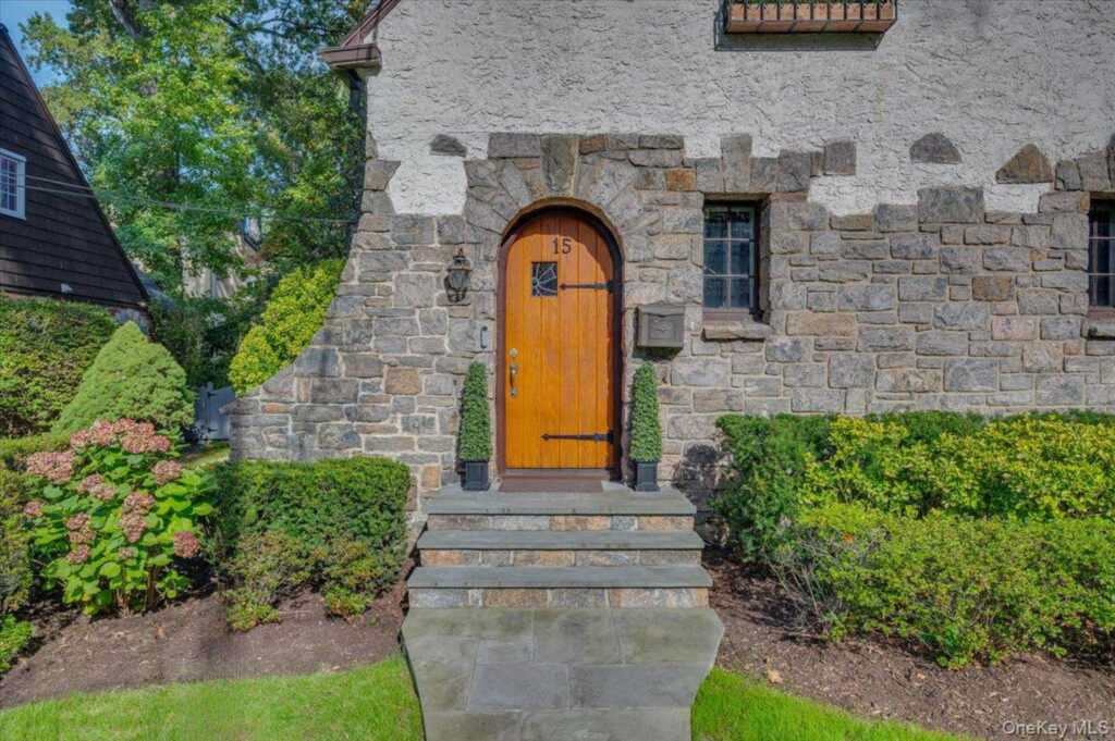 15 Kingsbury Road, New Rochelle, NY 10804 - Photo 3 of 30