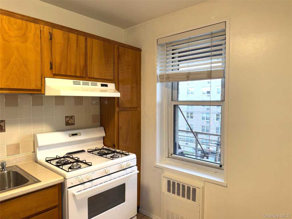370 Westchester Avenue, Unit #4R, Rye, NY 10573 - Photo 3 of 12
