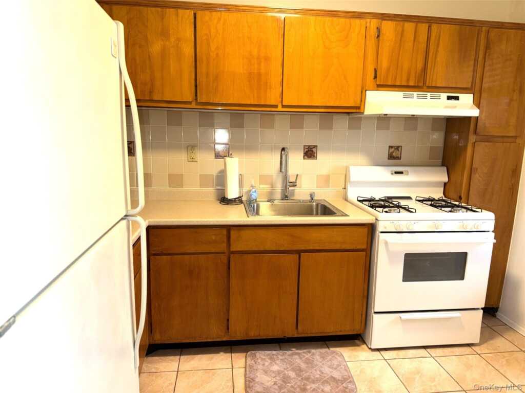 370 Westchester Avenue, Unit #4R, Rye, NY 10573 - Photo 4 of 12