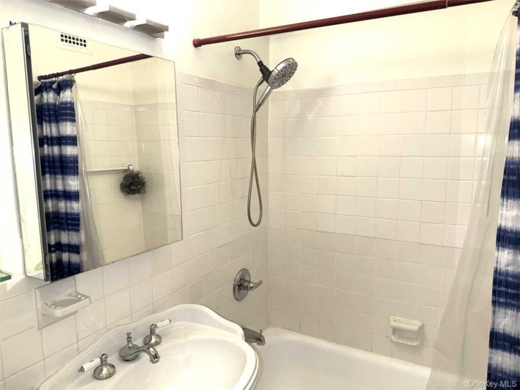 370 Westchester Avenue, Unit #4R, Rye, NY 10573 - Photo 5 of 12