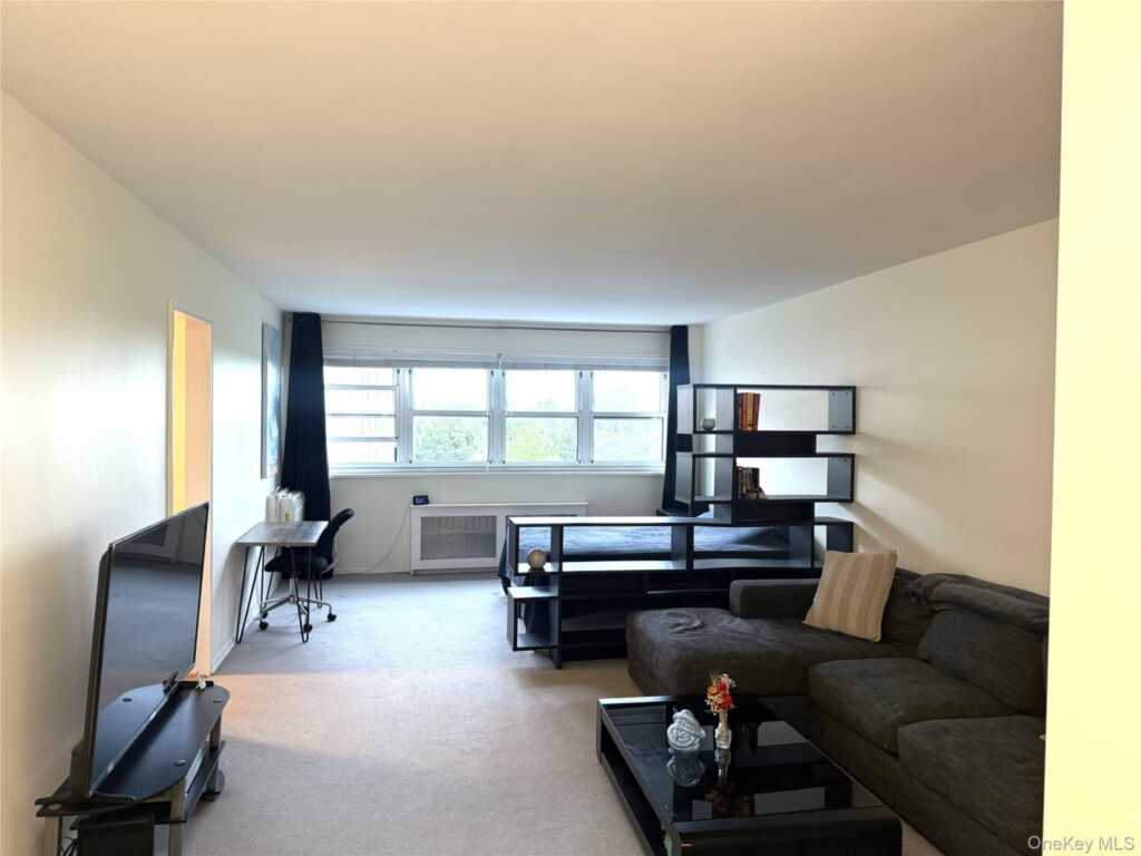 370 Westchester Avenue, Unit #4R, Rye, NY 10573 - Photo 8 of 12