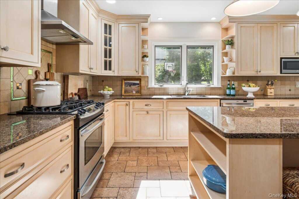 62 Broadfield Road, New Rochelle, NY 10804 - Photo 13 of 40