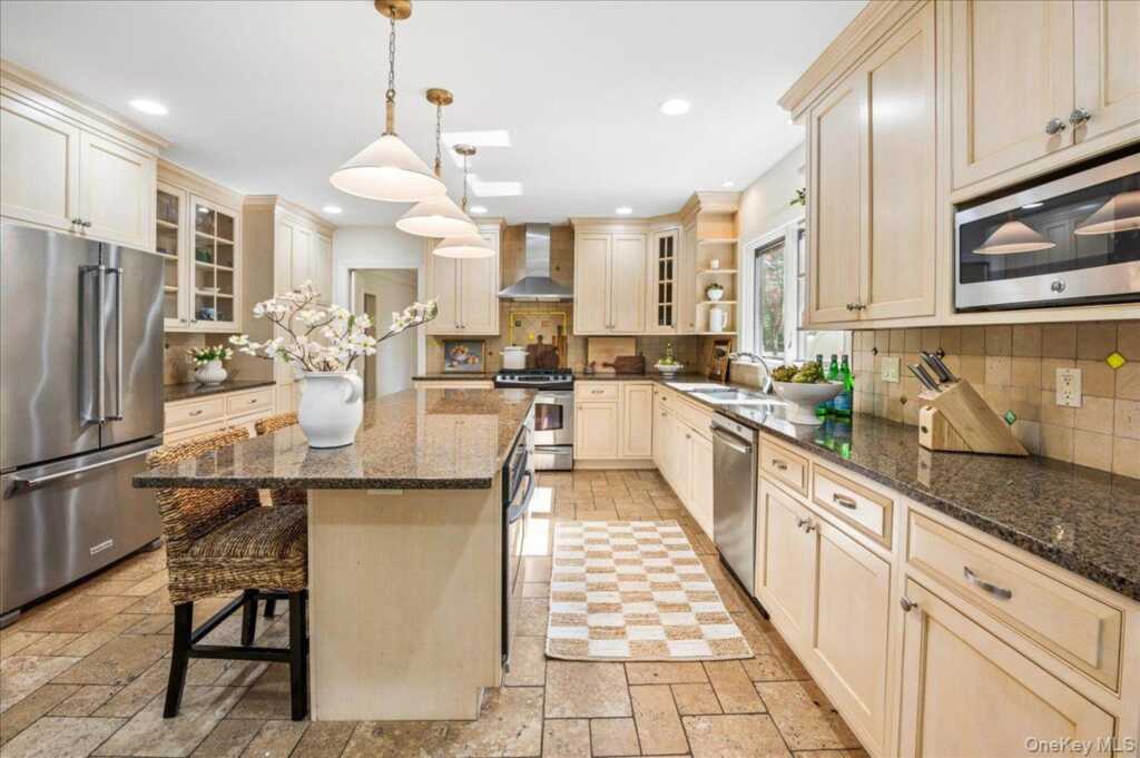 62 Broadfield Road, New Rochelle, NY 10804 - Photo 15 of 40