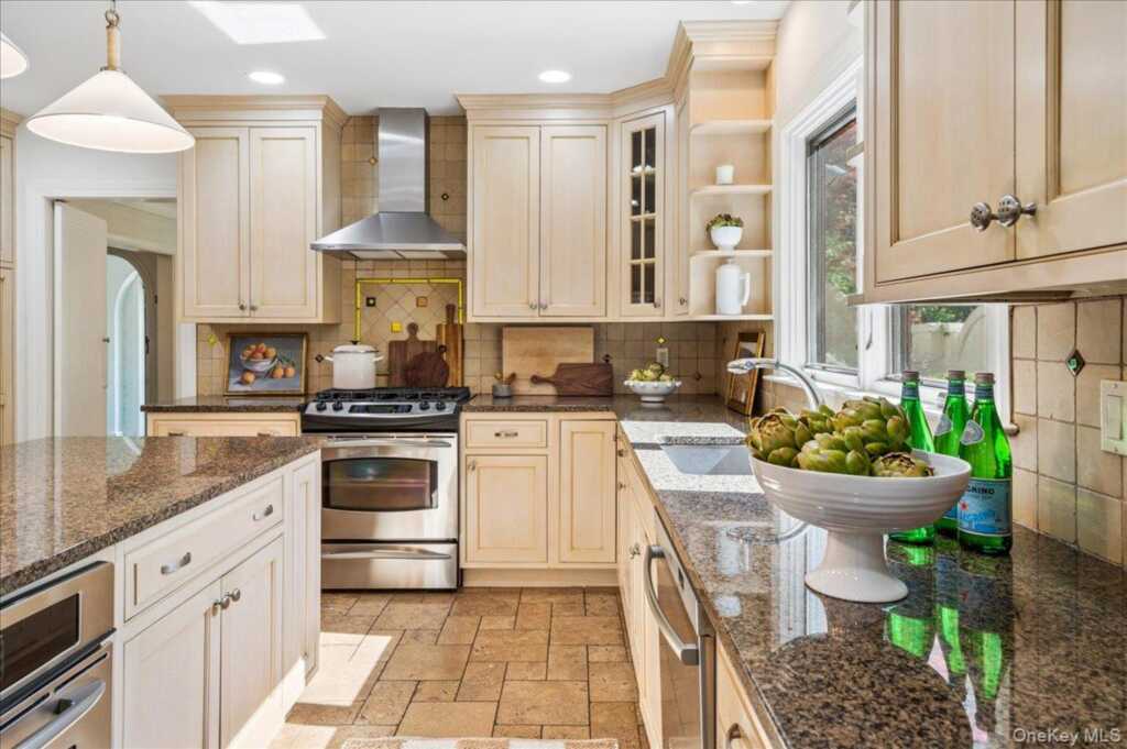 62 Broadfield Road, New Rochelle, NY 10804 - Photo 16 of 40