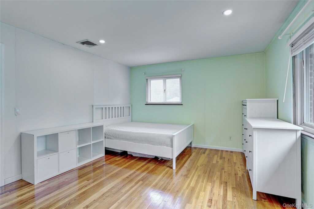 34 E Allison Avenue, Pearl River, NY 10965 - Photo 10 of 28