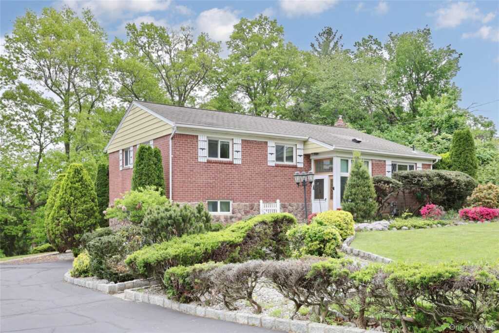 34 E Allison Avenue, Pearl River, NY 10965 - Photo 2 of 28