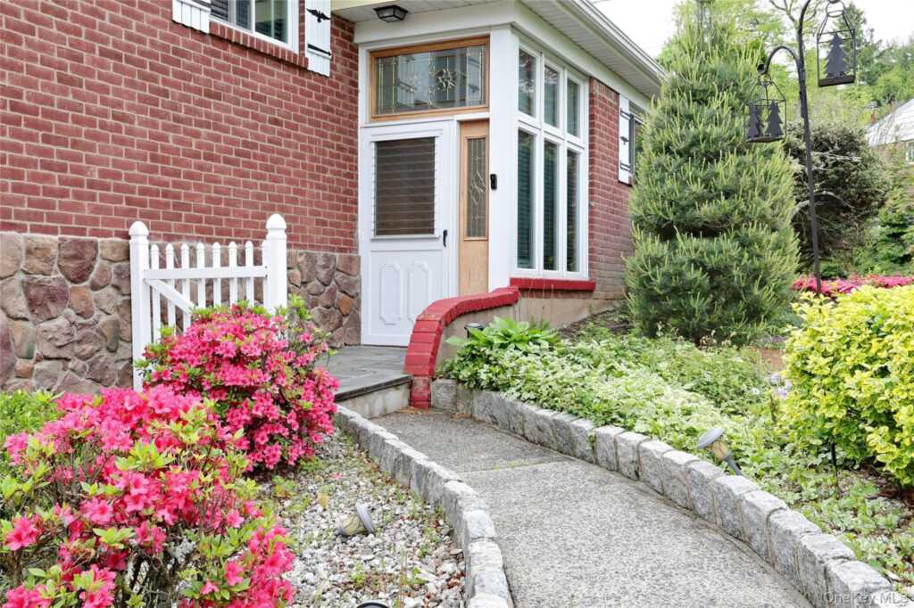34 E Allison Avenue, Pearl River, NY 10965 - Photo 3 of 28