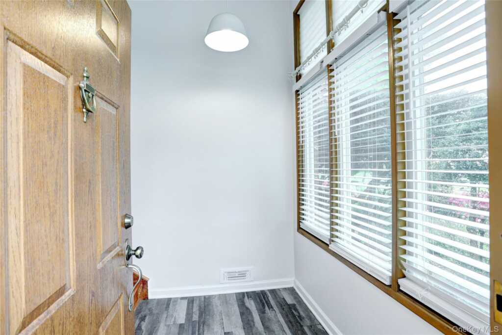 34 E Allison Avenue, Pearl River, NY 10965 - Photo 4 of 28
