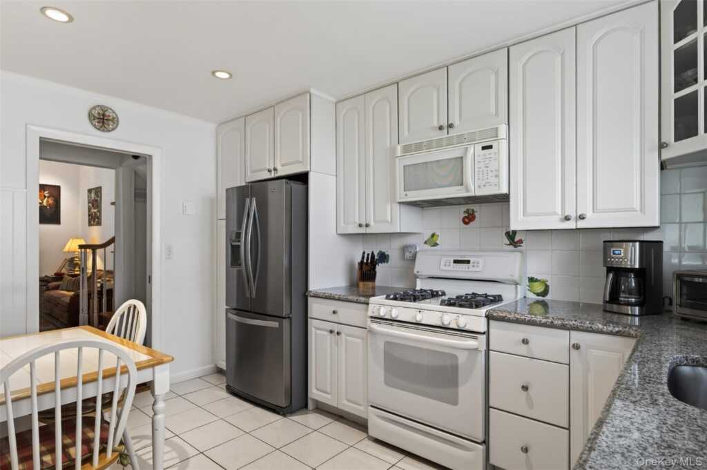 25 Frederick Lane, New Rochelle, NY 10583 - Photo 13 of 25
