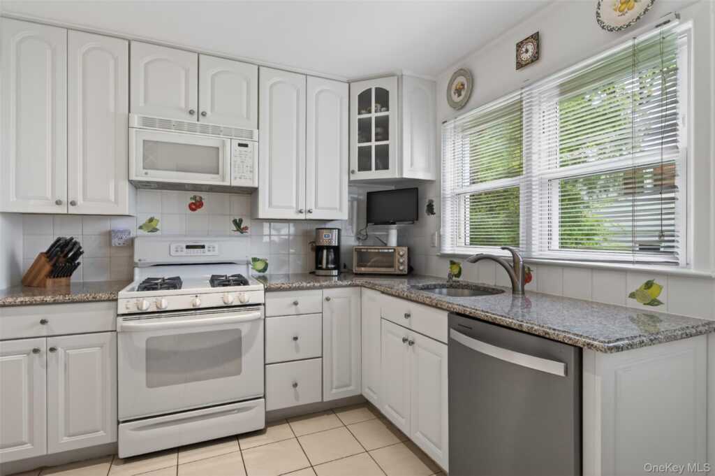 25 Frederick Lane, New Rochelle, NY 10583 - Photo 15 of 25