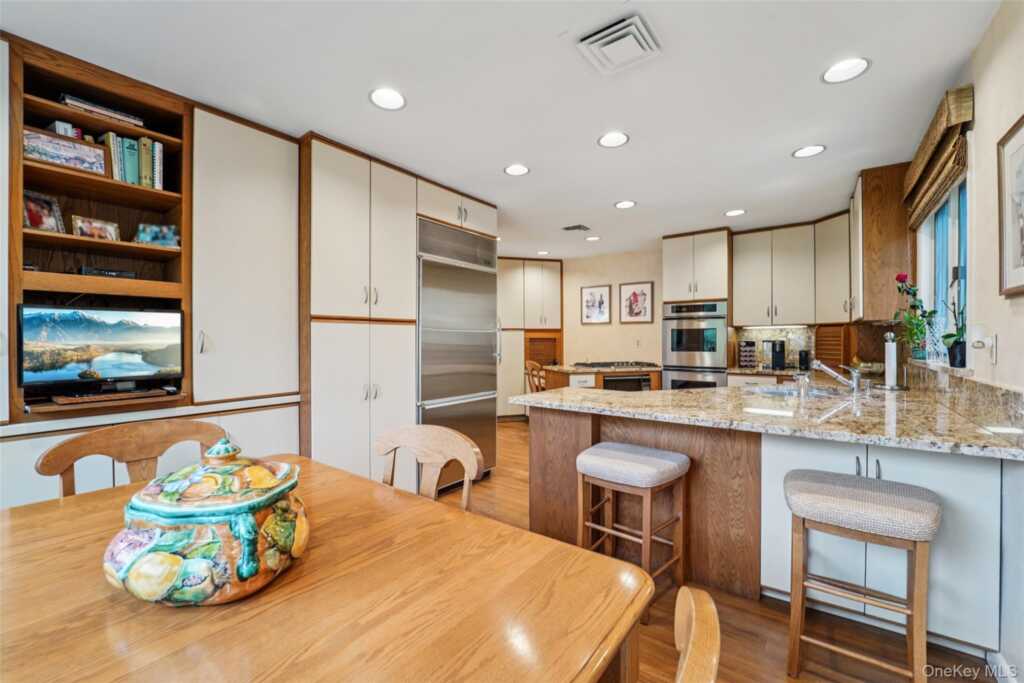 6 Robins Roost, Rye, NY 10573 - Photo 7 of 29