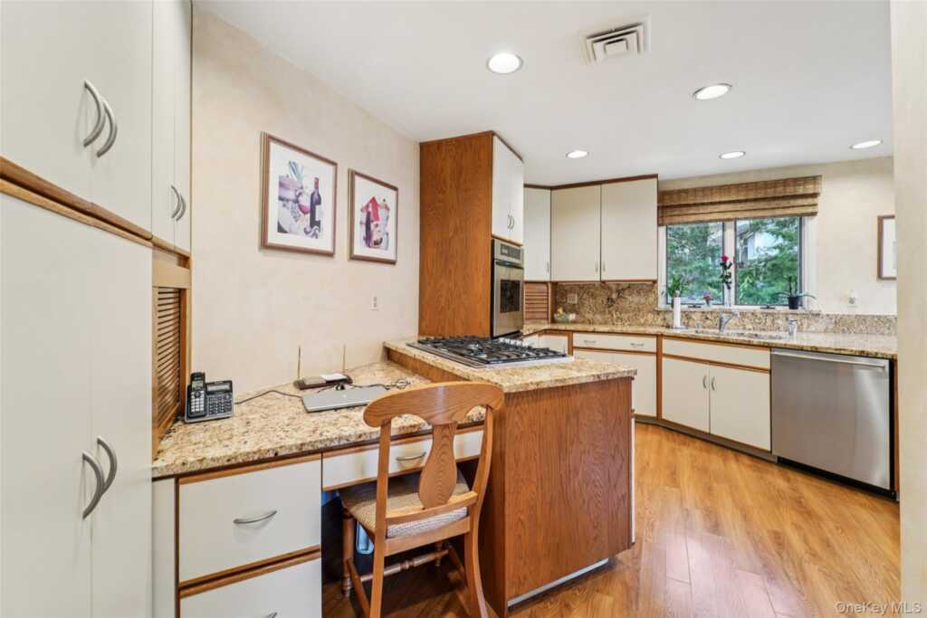 6 Robins Roost, Rye, NY 10573 - Photo 9 of 29
