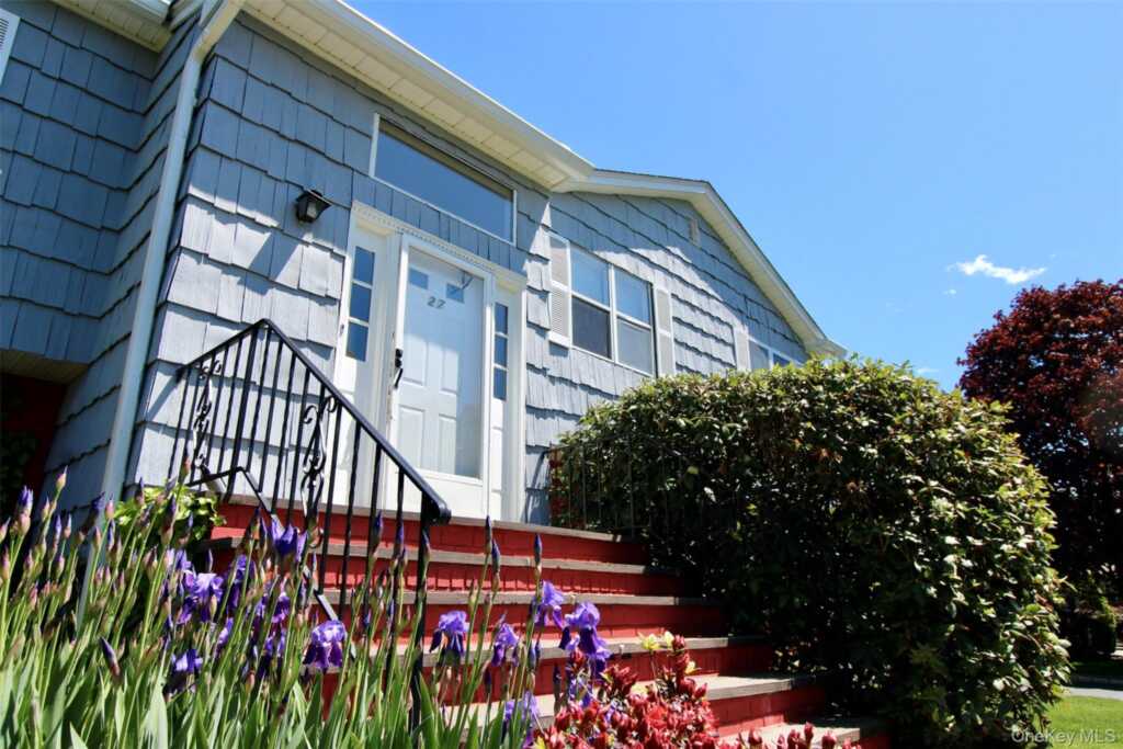 27 Skyview Lane, New Rochelle, NY 10804 - Photo 4 of 15